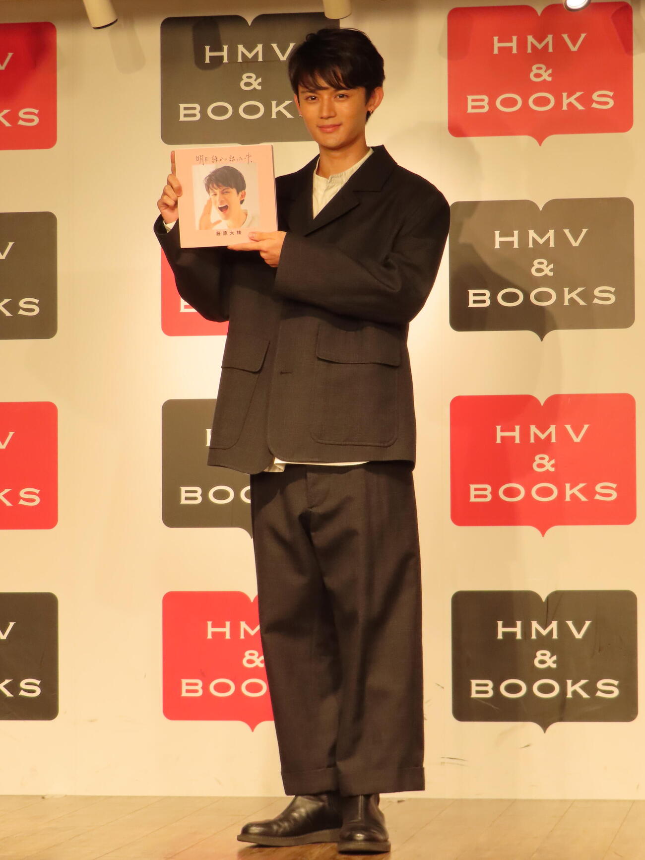 連載まとめ本「明日、誰かに話したいゆ。」発売記念取材に臨んだ藤原大祐