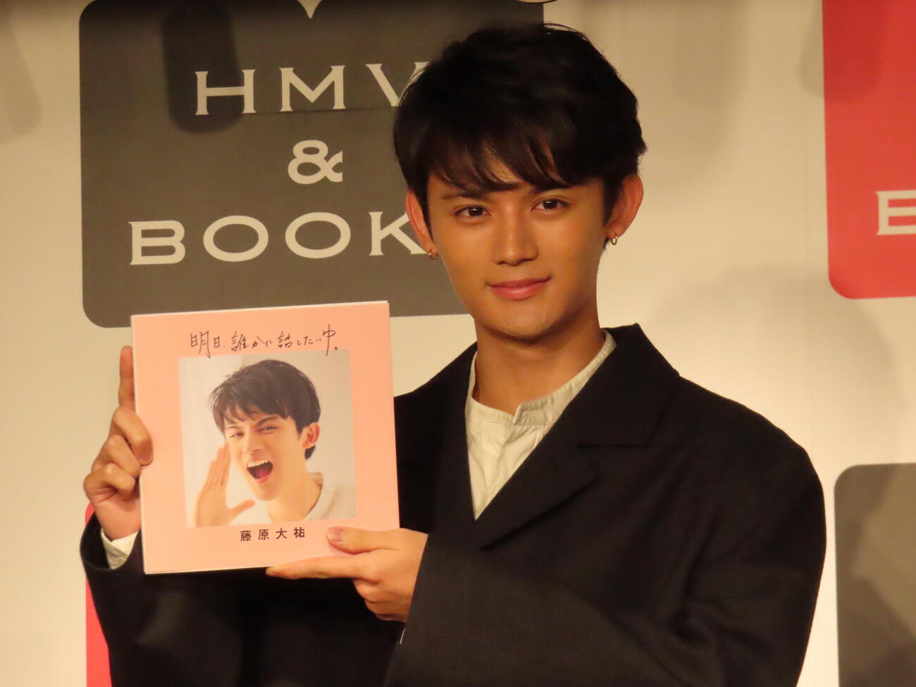 連載まとめ本「明日、誰かに話したいゆ。」発売記念取材に臨んだ藤原大祐