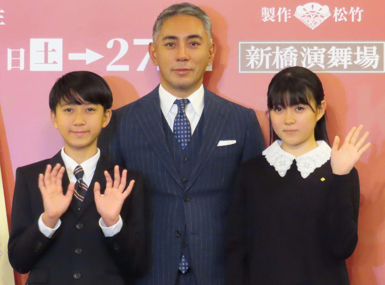 左から市川新之助、市川團十郎、市川ぼたん（2025年11月撮影）