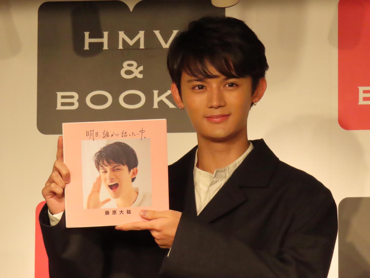 連載まとめ本「明日、誰かに話したいゆ。」発売記念取材に臨んだ藤原大祐