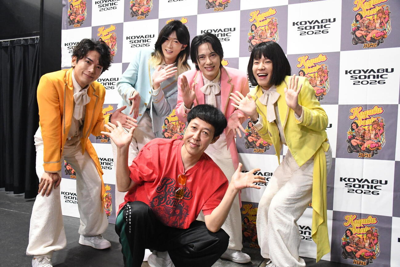 「コヤブソニック2026」に出演した、前列小籔千豊、後列左から、モナキのじん、サカイJr．、ケンケン、おヨネ（撮影・阪口孝志）