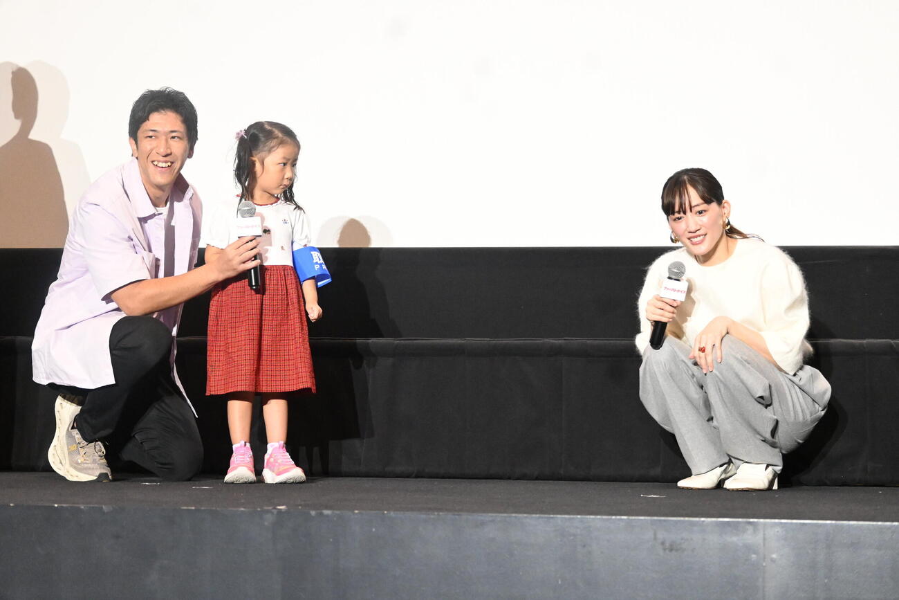親子の“新人記者”から質問を受ける綾瀬はるか（右）（撮影・松浦隆司）