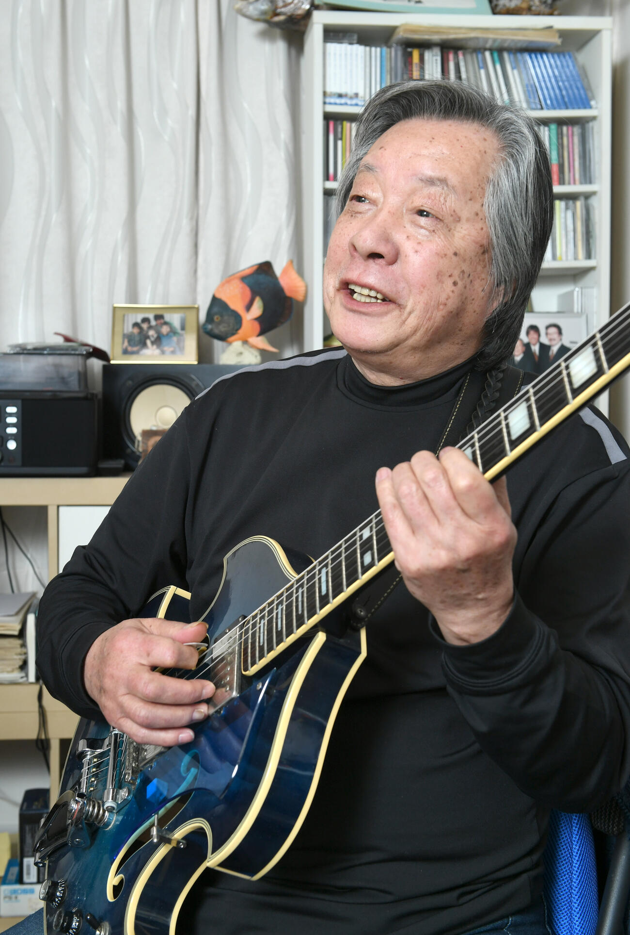 ブルーコメッツ時代から使っている愛用のギターを手に、笑顔を見せる三原綱木さん（2019年撮影）