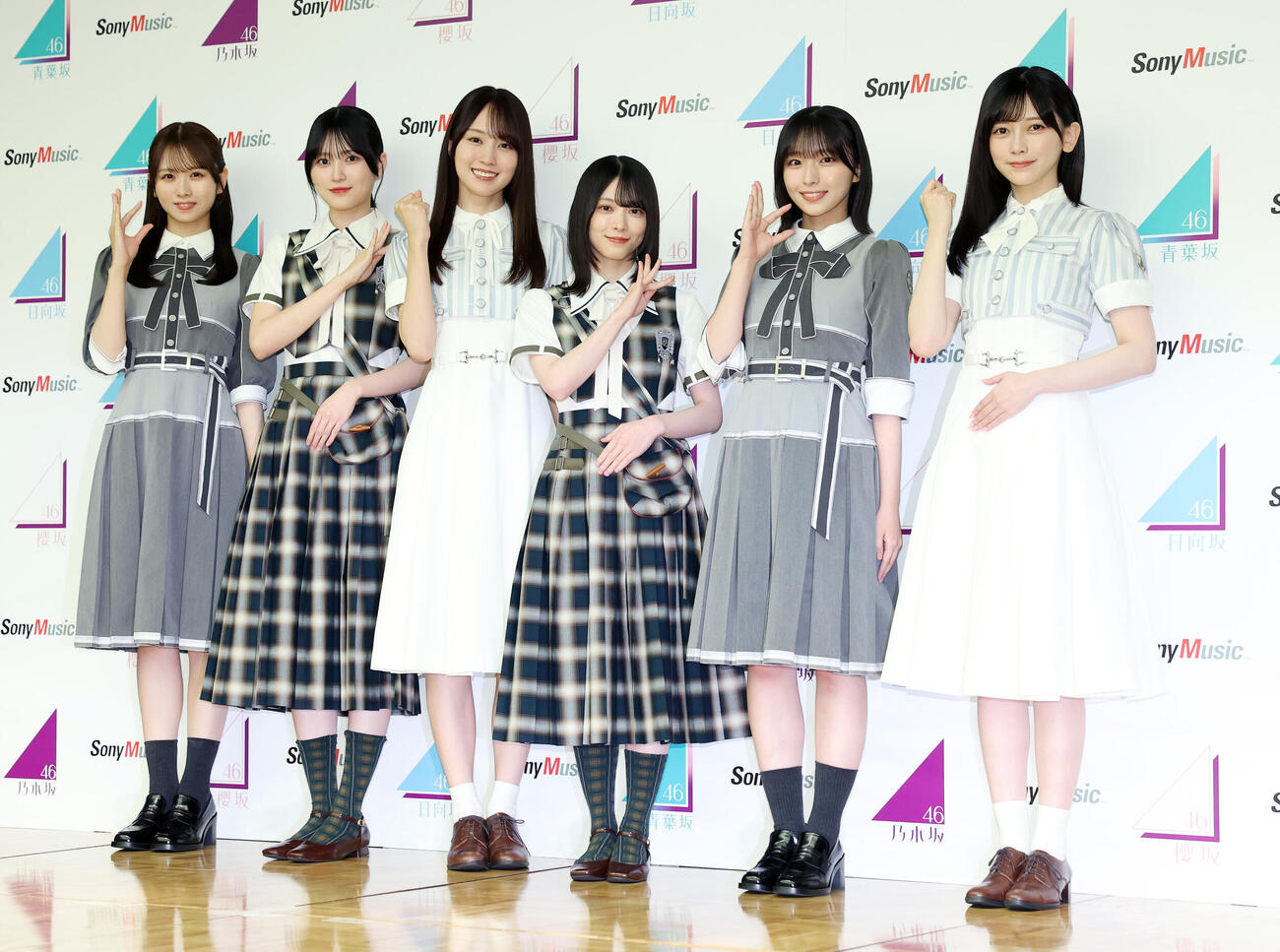 写真に納まる、左から上村ひなの、的野美青、賀喜遥香、森田ひかる、大野愛実、池田瑛紗（撮影・鈴木正人）