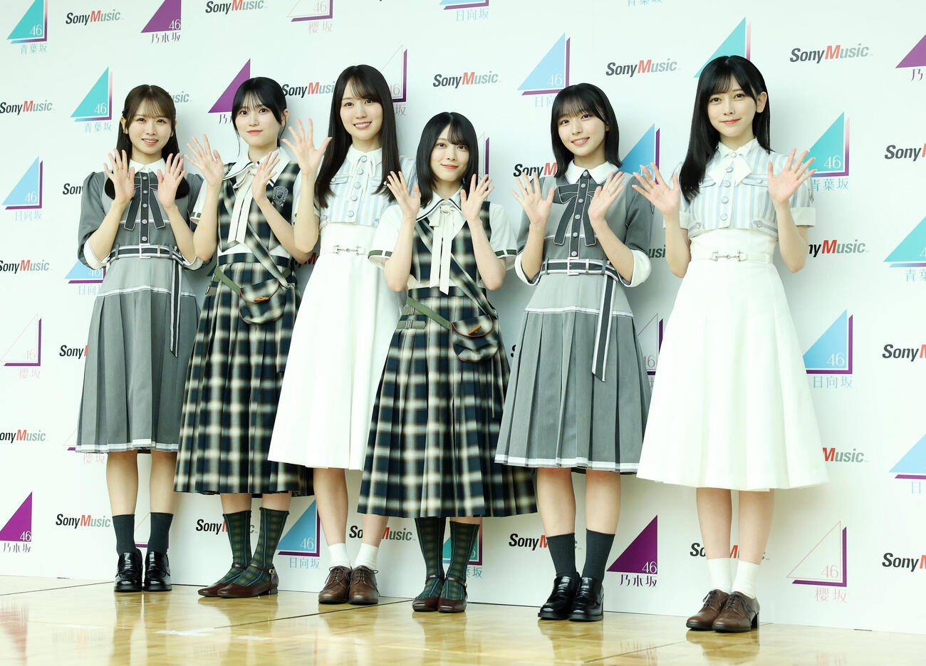 写真に納まる、左から上村ひなの、的野美青、賀喜遥香、森田ひかる、大野愛実、池田瑛紗（撮影・鈴木正人）