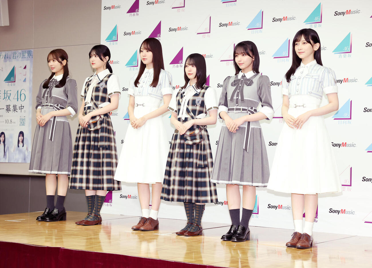 写真に納まる、左から上村ひなの、的野美青、賀喜遥香、森田ひかる、大野愛実、池田瑛紗（撮影・鈴木正人）