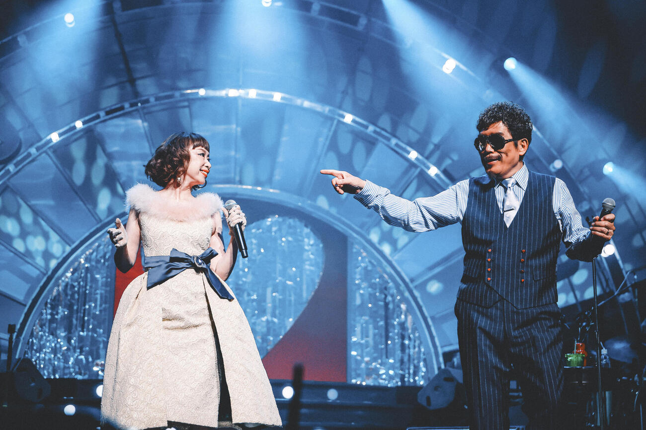 バースデーライブで野宮真貴と歌唱する鈴木雅之