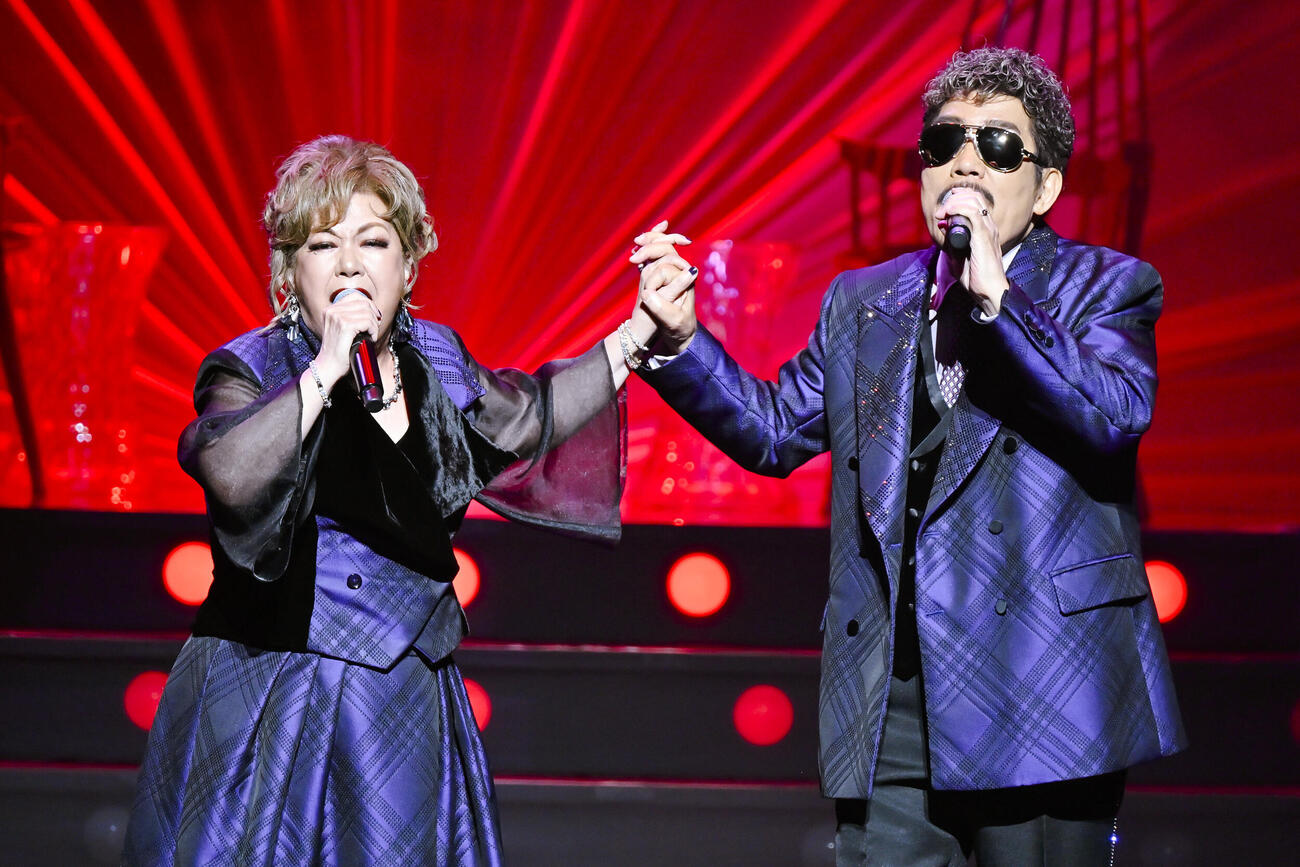バースデーライブで鈴木聖美と歌唱する鈴木雅之