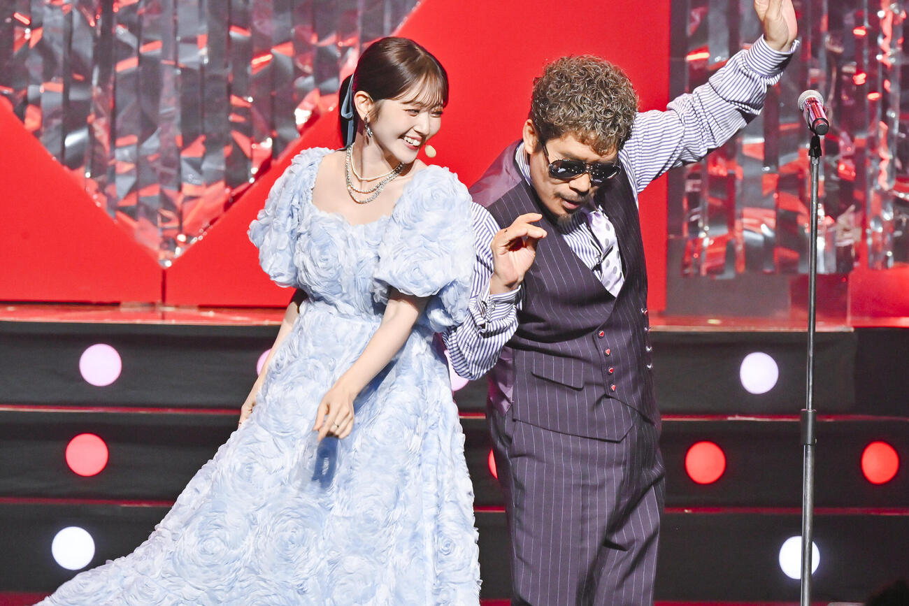 バースデーライブで鈴木愛理と歌唱する鈴木雅之
