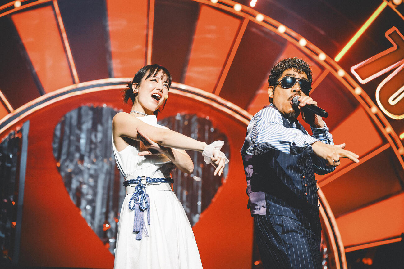 バースデーライブで伊原六花と歌唱する鈴木雅之