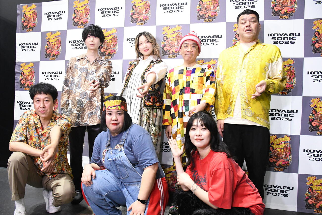 ラスト開催の「KOYABU SONIC2026」で復活したジェニーハイ、前列左から、小籔千豊、紅しょうが熊元プロレス、稲田美紀、後列左から、川谷絵音、中嶋イッキュウ、新垣隆、くっきー！（撮影・阪口孝志）