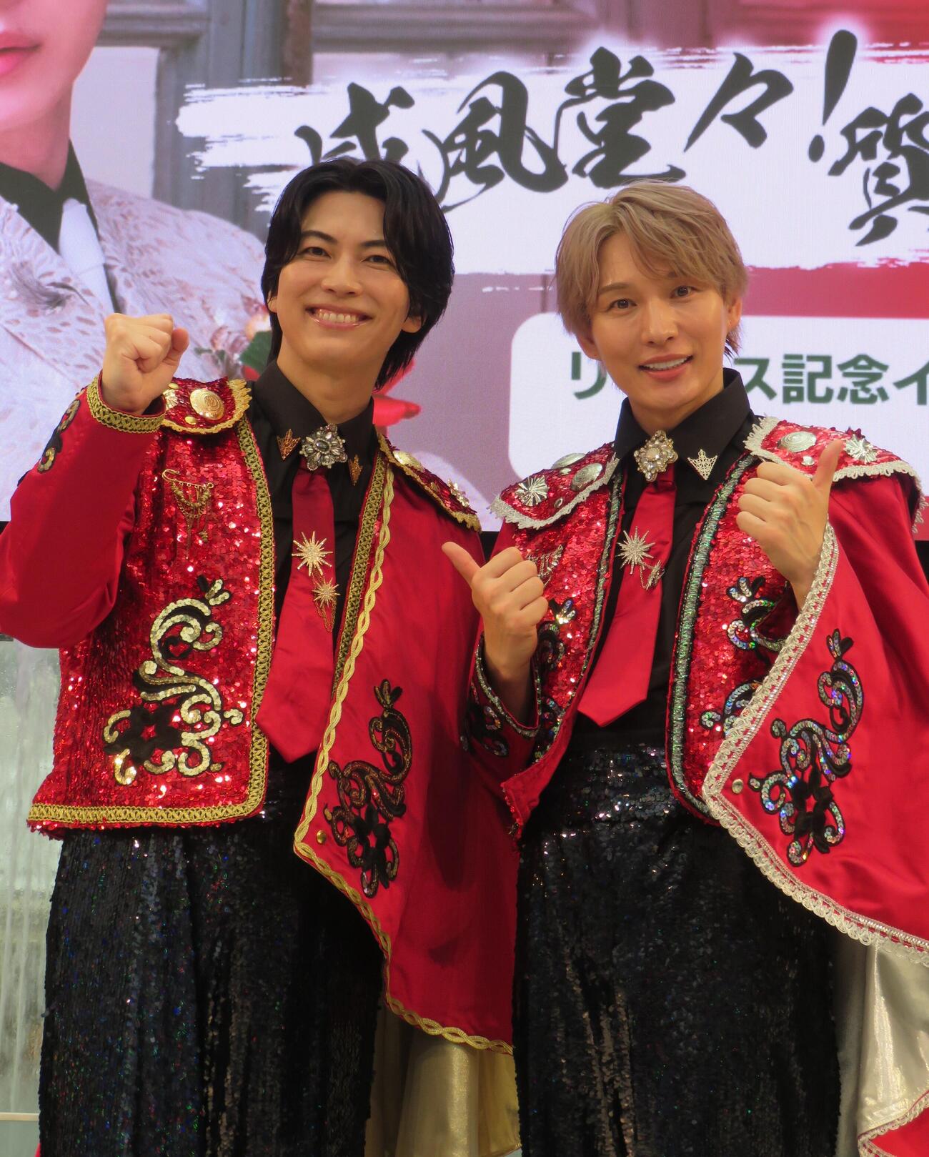 新曲「イル・テンポ・パッサ」の別バージョンを発売した記念イベントを行った風輪。翔司（左）と拓也（撮影・松本久）
