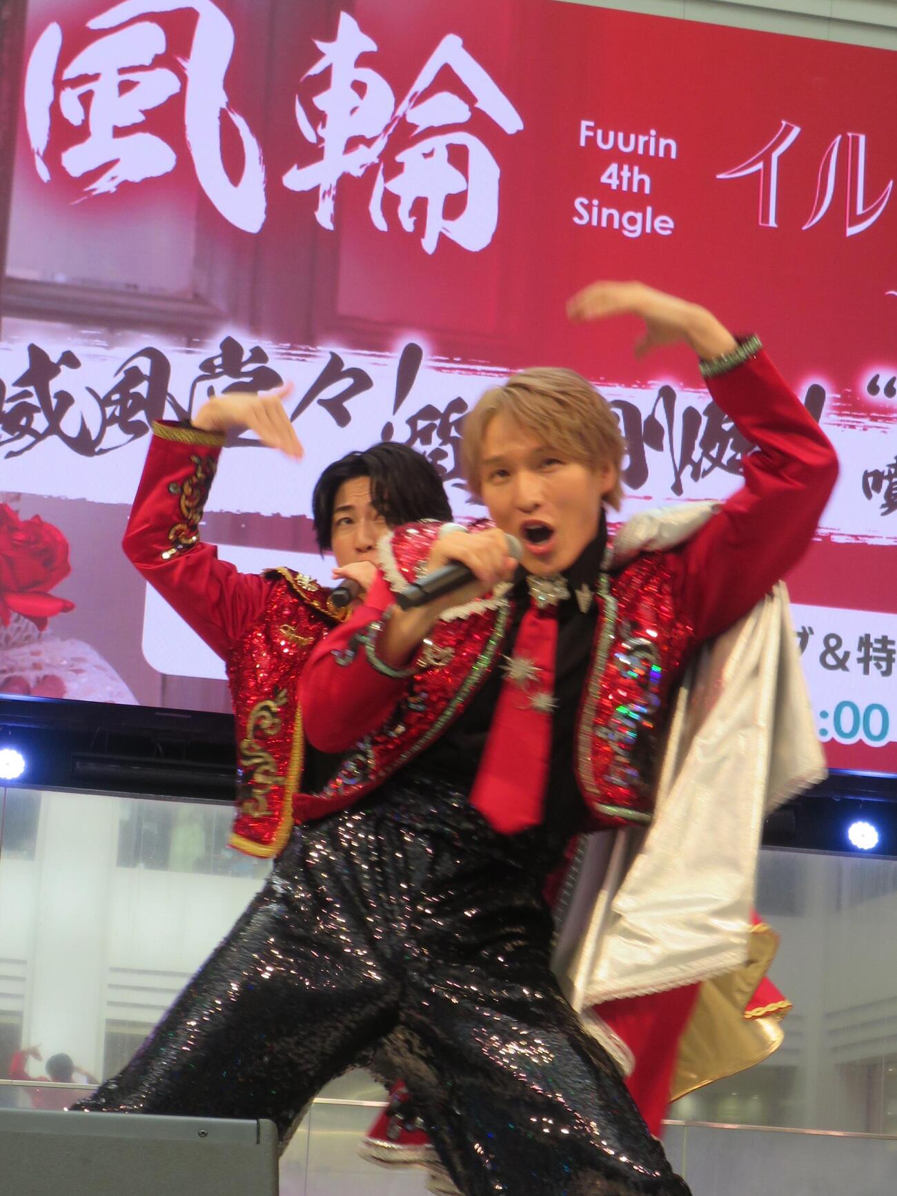 新曲「イル・テンポ・パッサ」の別バージョンを発売した記念イベントを行った風輪。翔司（左）と拓也（撮影・松本久）
