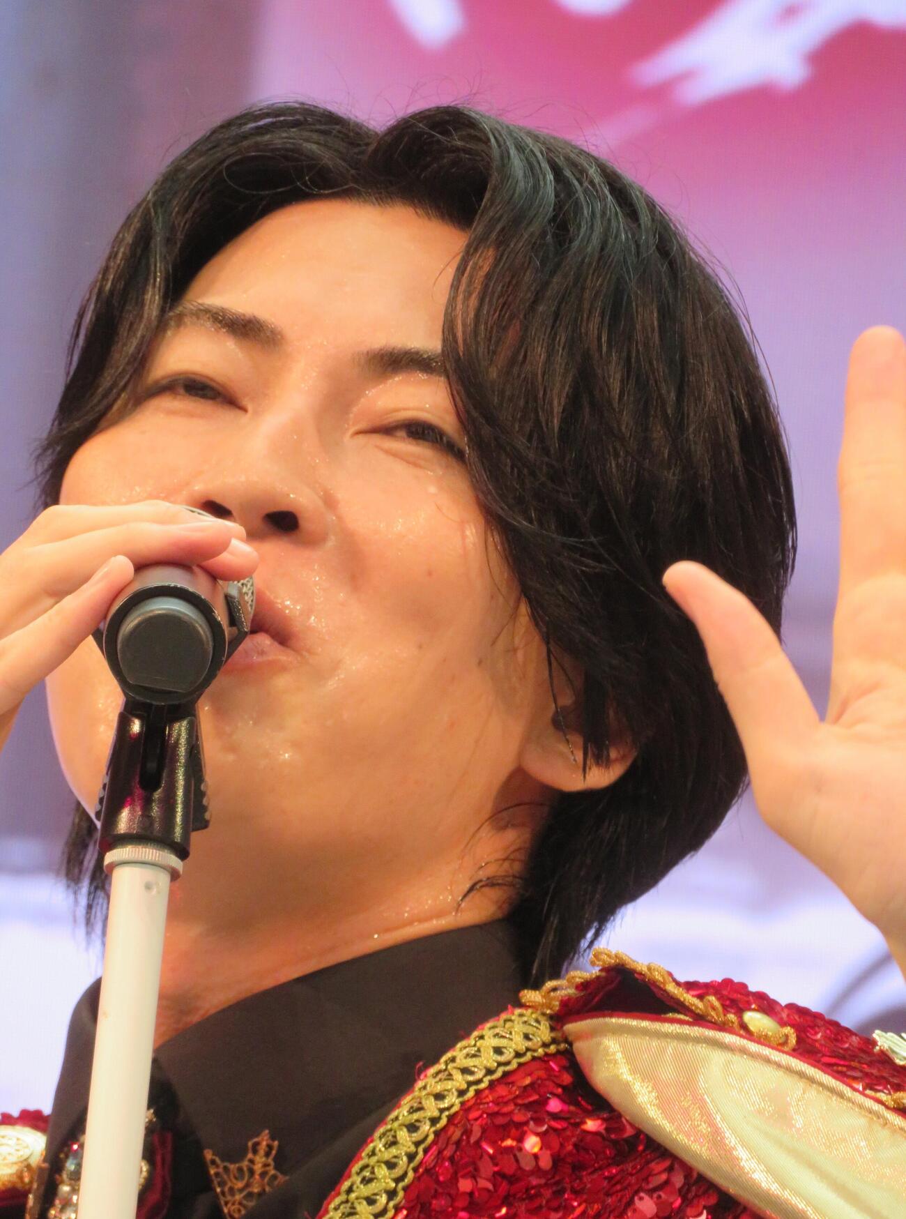 新曲「イル・テンポ・パッサ」の別バージョンを発売した記念イベントを行った風輪の翔司（撮影・松本久）
