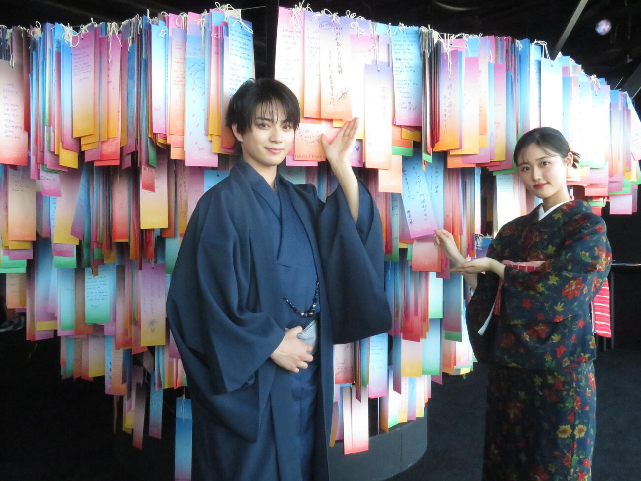 東京・SHIBUYA SKY46階の屋内天望回廊「SKY GALLERY」に短冊を飾り、笑顔を見せる原菜乃華（右）と岩瀬洋志