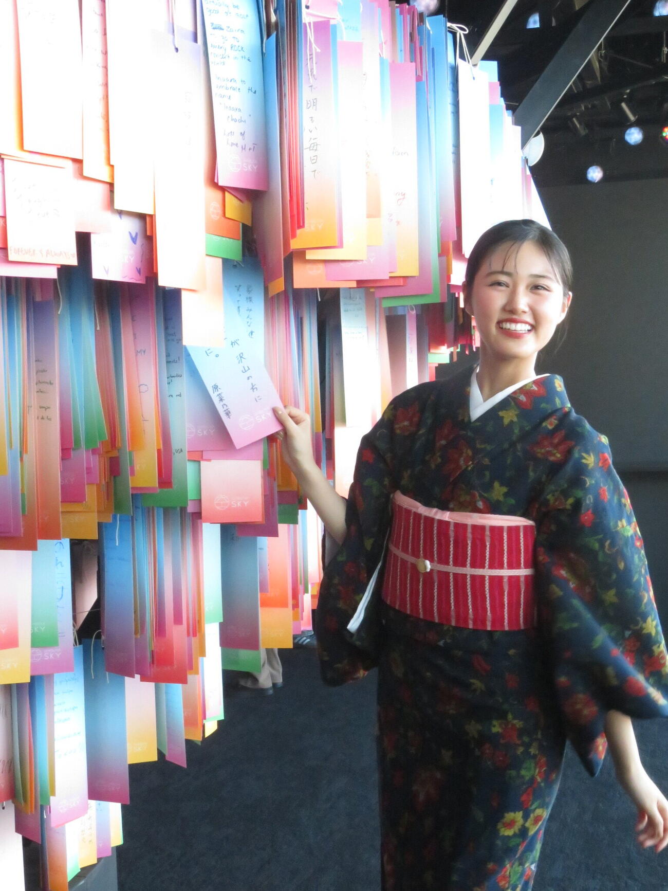 東京・SHIBUYA SKY46階の屋内天望回廊「SKY GALLERY」に短冊を飾り、笑顔を見せる原菜乃華
