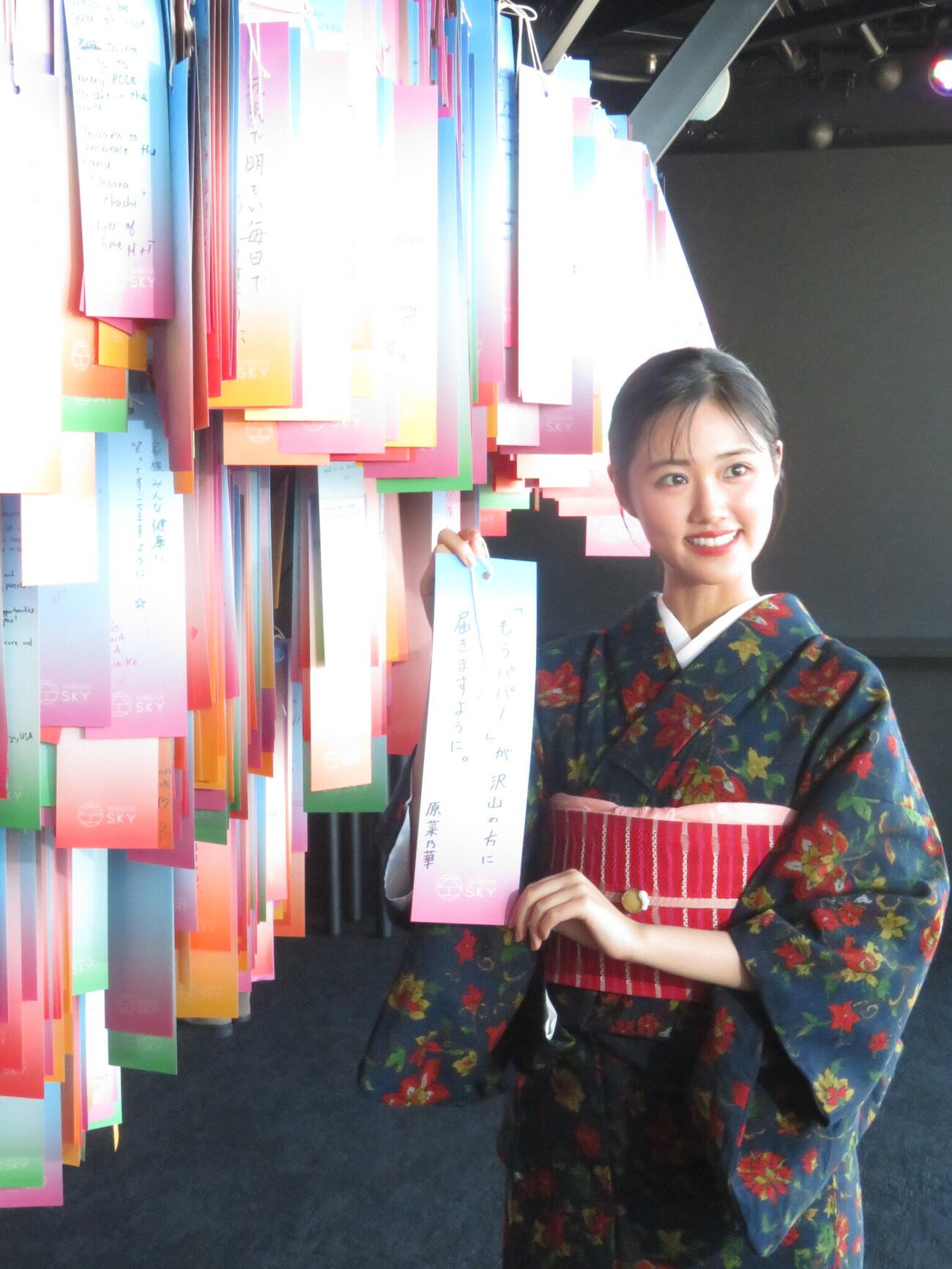 東京・SHIBUYA SKY46階の屋内天望回廊「SKY GALLERY」に短冊を飾り、笑顔を見せる原菜乃華