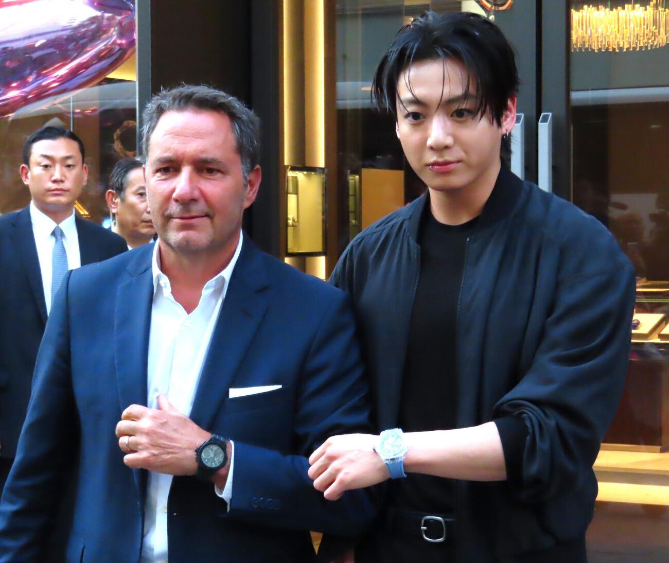 ウブロ銀座ブティックに来店したJung Kook（右）。左はウブロ、ジュリアン・トルナーレCEO
