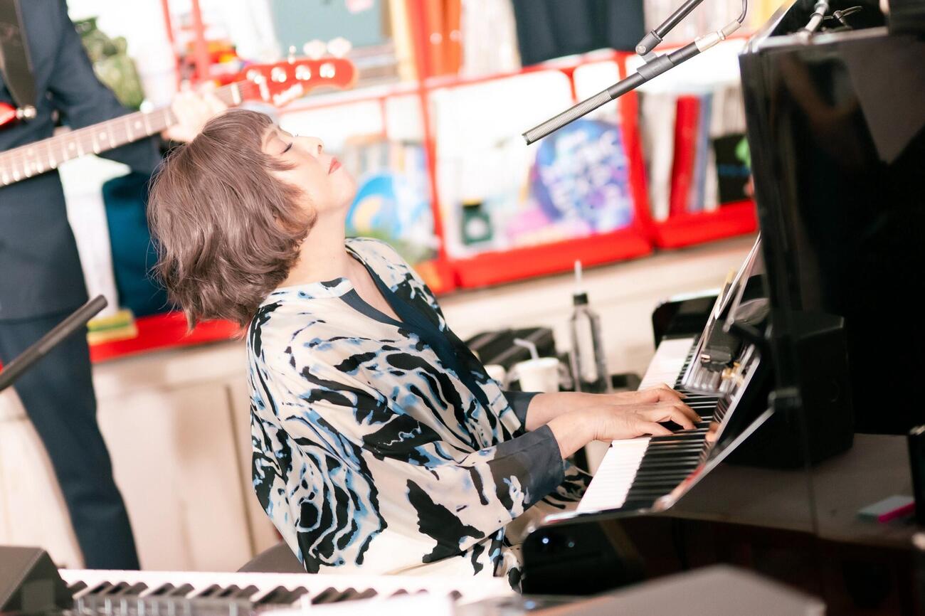 NHK　ワールドJAPANで27、28日放送の「tiny desk concerts JAPAN　矢野顕子」に出演し、演奏する矢野顕子