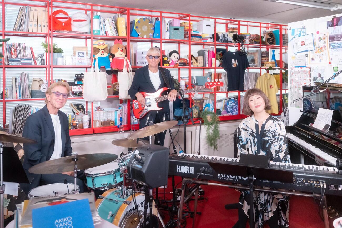 NHK　ワールドJAPANで27、28日放送の「tiny desk concerts JAPAN　矢野顕子」に出演し、演奏する、左からクリス・パーカー、ウィル・リー、矢野顕子