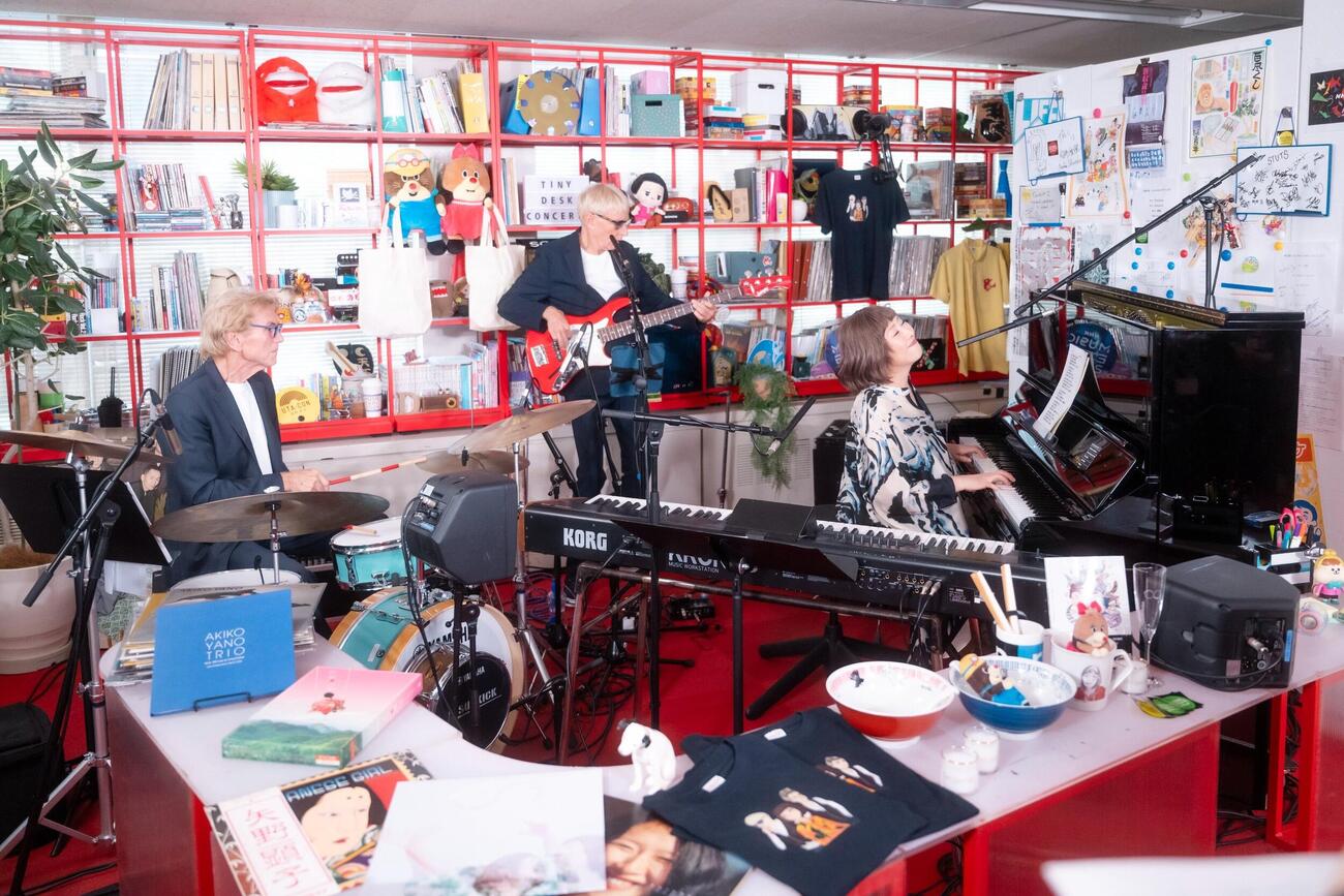 NHK　ワールドJAPANで27、28日放送の「tiny desk concerts JAPAN　矢野顕子」に出演し、演奏する、左からクリス・パーカー、ウィル・リー、矢野顕子
