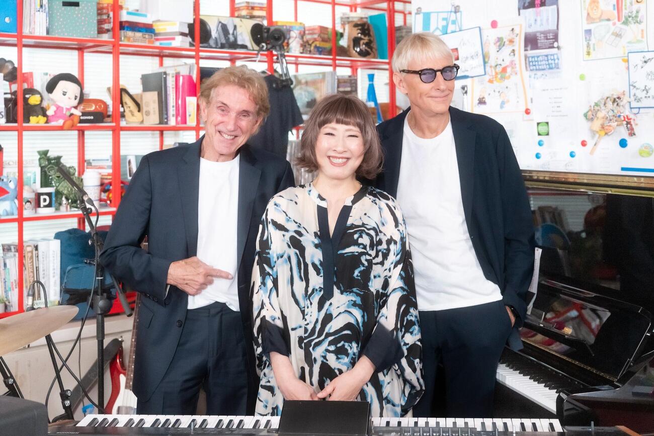 NHK　ワールドJAPANで27、28日放送の「tiny desk concerts JAPAN　矢野顕子」に出演した左からクリス・パーカー、矢野顕子、ウィル・リー