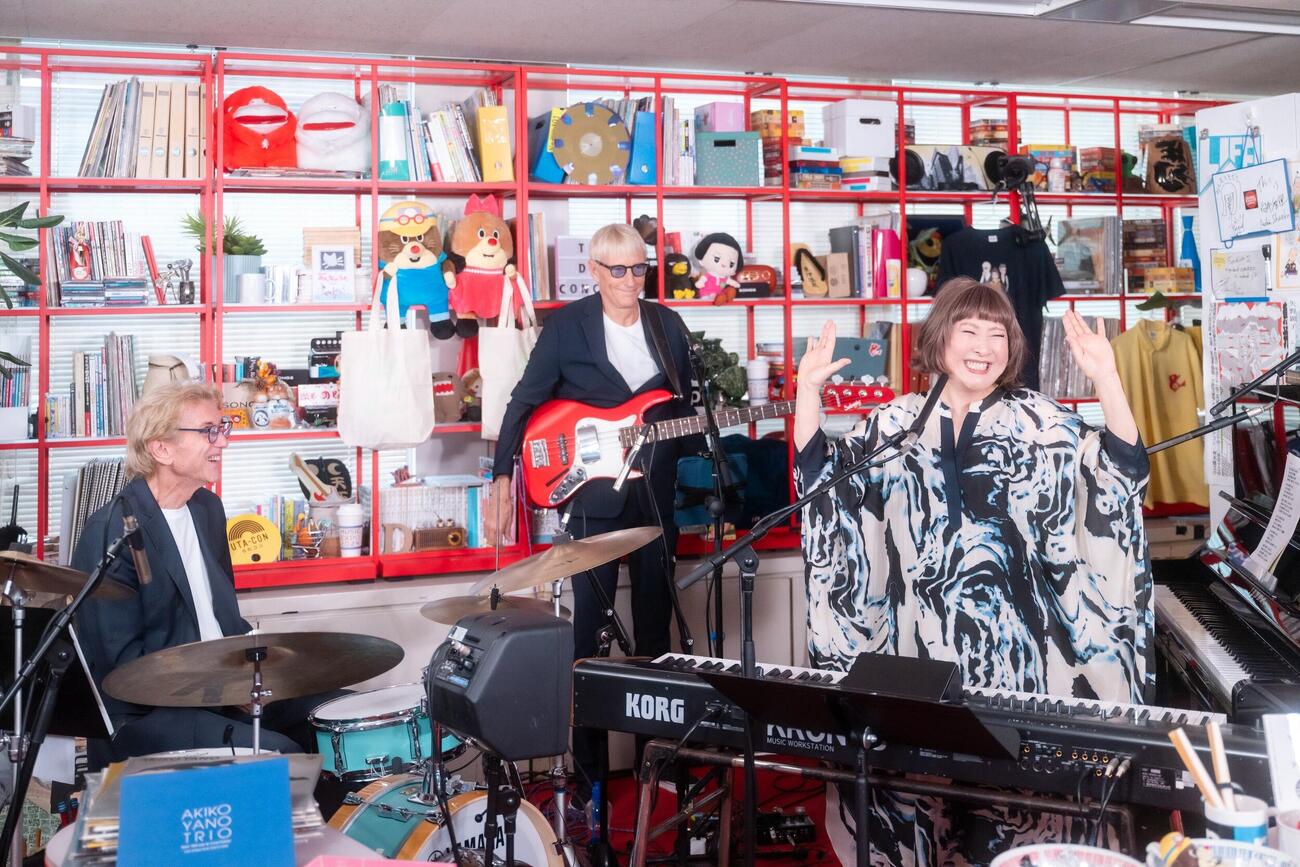 NHK　ワールドJAPANで27、28日放送の「tiny desk concerts JAPAN　矢野顕子」に出演し、演奏する、左からクリス・パーカー、ウィル・リー、矢野顕子