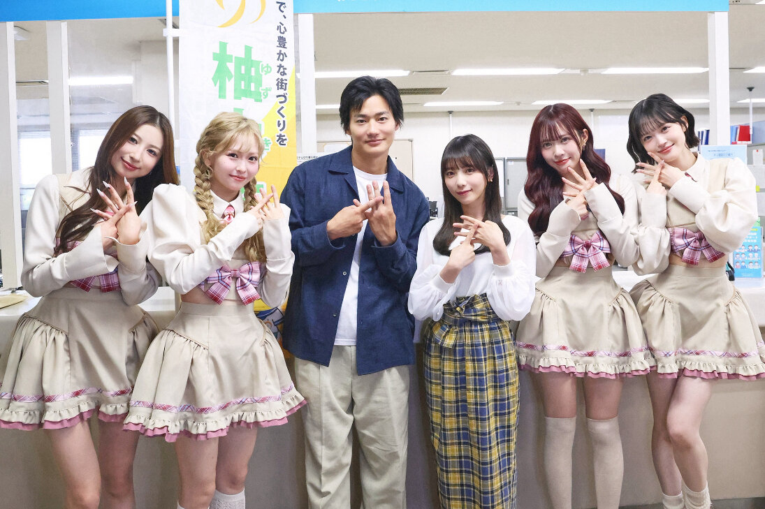 テレビ東京系「溺愛カレシの作り方～セから本命になる女の子の話～」のエンディングテーマ「バニララテ」を担当する＠onefiveのメンバーと野村周平（中央）
