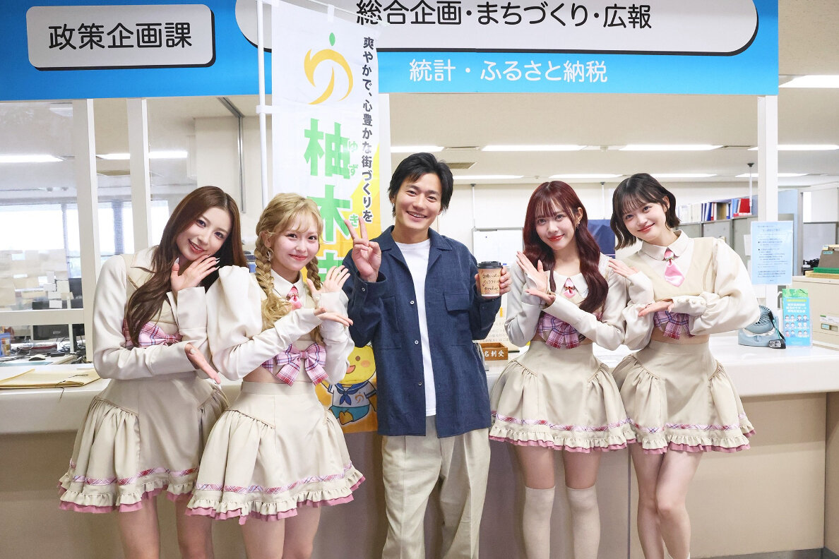 テレビ東京系「溺愛カレシの作り方～セから本命になる女の子の話～」のエンディングテーマ「バニララテ」を担当する＠onefiveのメンバーは、撮影現場にバニララテを差し入れ。中央は野村周平