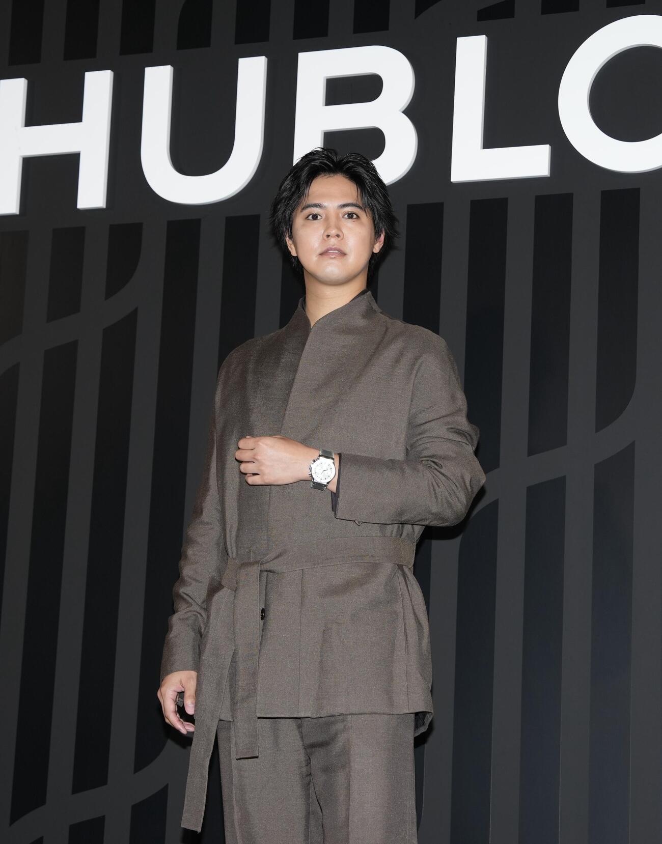 「HUBLOT NIGHT」フォトコールでポーズを決める片寄涼太（撮影・小島史椰）