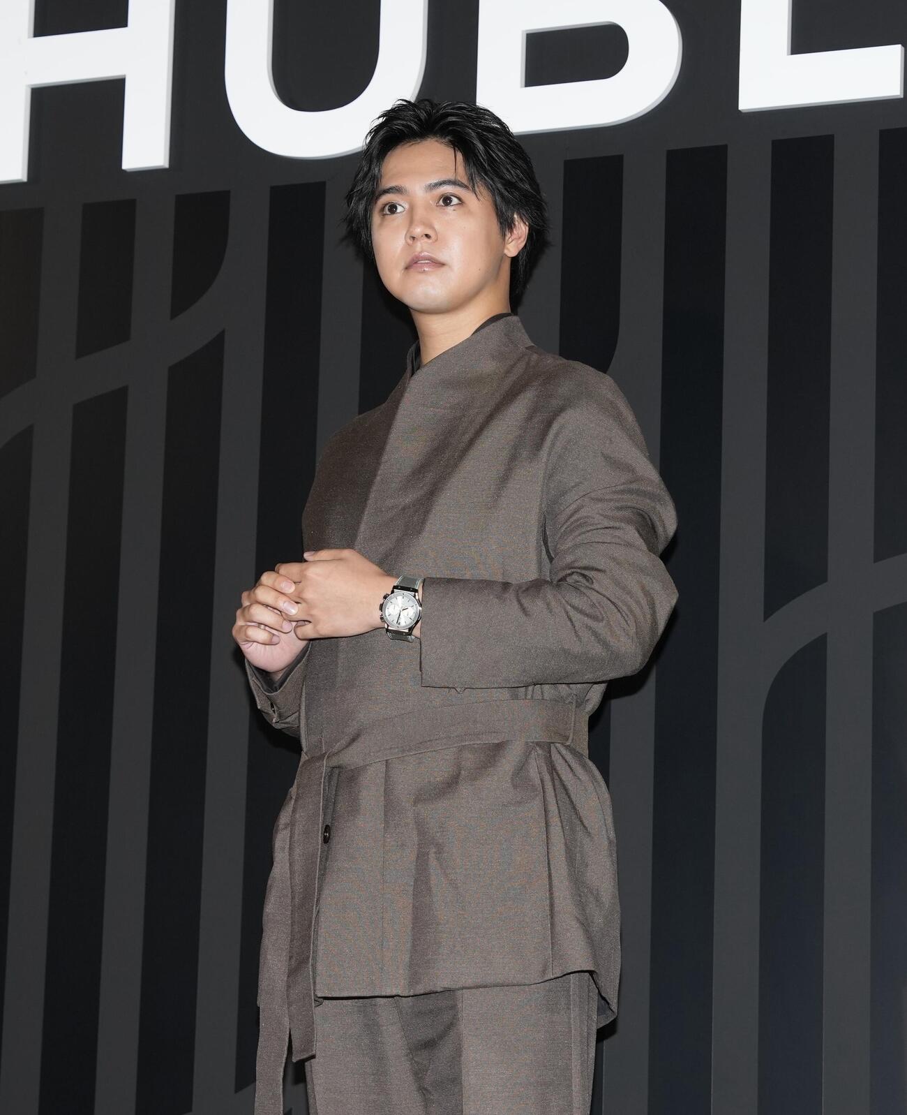 「HUBLOT NIGHT」フォトコールでポーズを決める片寄涼太（撮影・小島史椰）