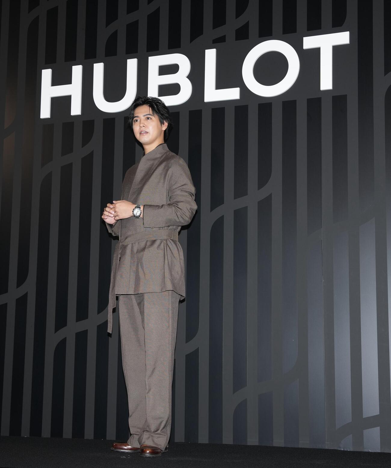 「HUBLOT NIGHT」フォトコールでポーズを決める片寄涼太（撮影・小島史椰）