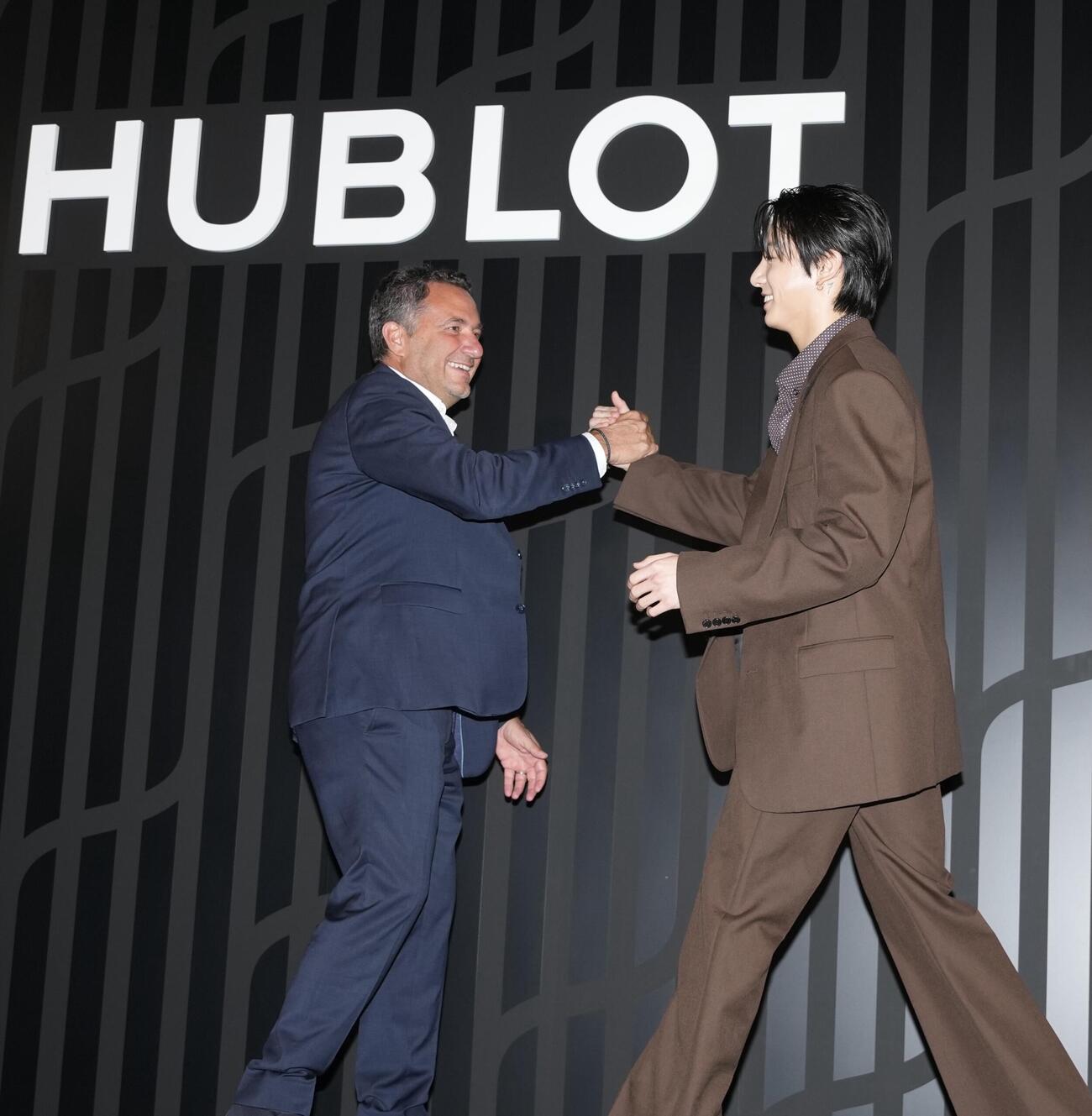 「HUBLOT NIGHT」でCEOのジュリアン・トルナーレ氏（左）と握手するBTSのJUNG KOOK（ジョングク）（撮影・小島史椰）