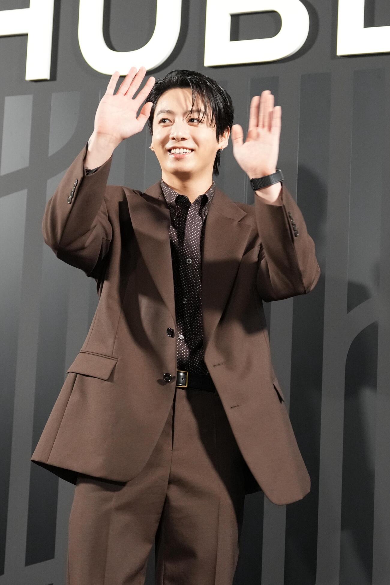 「HUBLOT NIGHT」フォトコールを終え手を振るBTSのJUNG KOOK（ジョングク）（撮影・小島史椰）