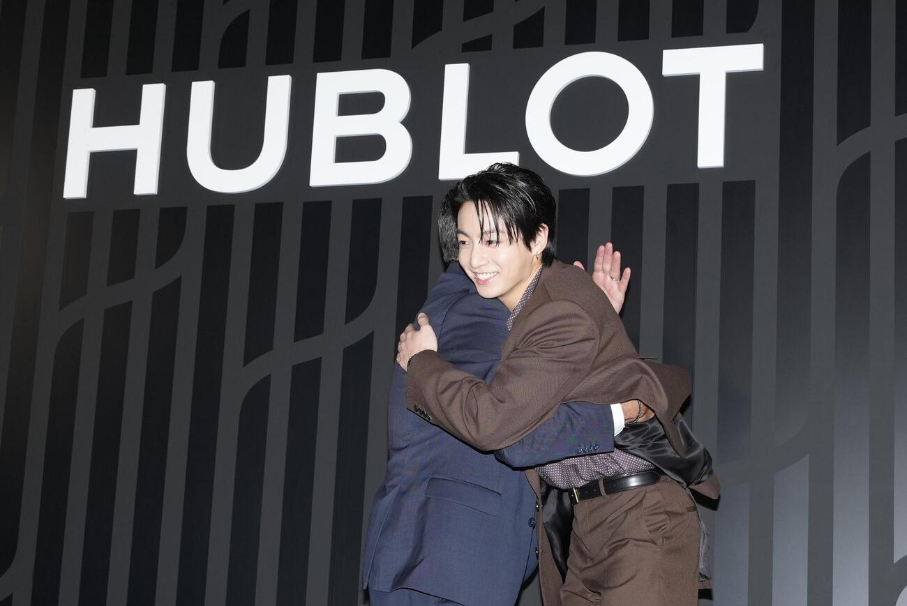 「HUBLOT NIGHT」でCEOのジュリアン・トルナーレ氏（左）と笑顔で抱き合うBTSのJUNG KOOK（ジョングク）（撮影・小島史椰）