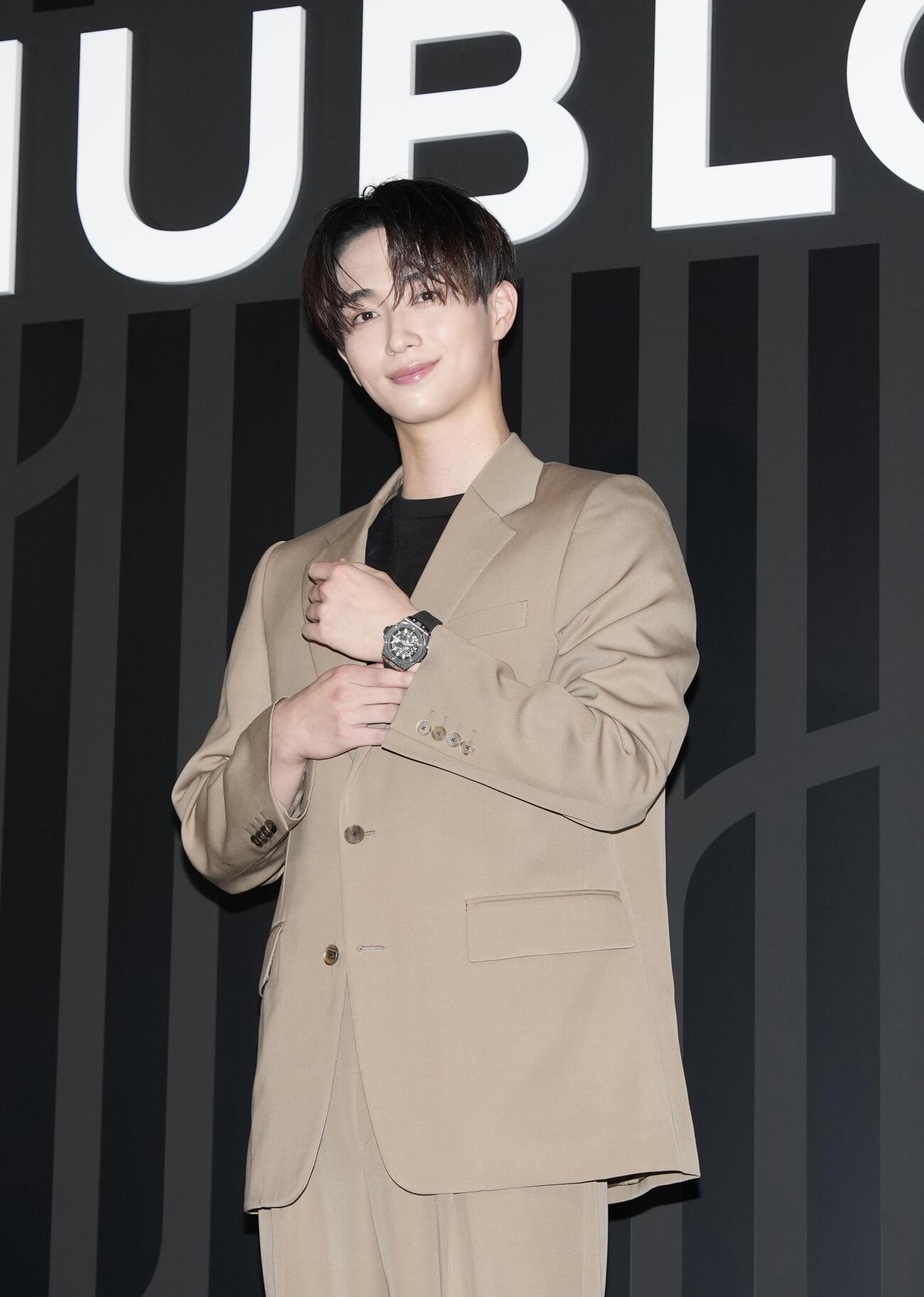 「HUBLOT NIGHT」フォトコールでポーズを決める野村康太（撮影・小島史椰）