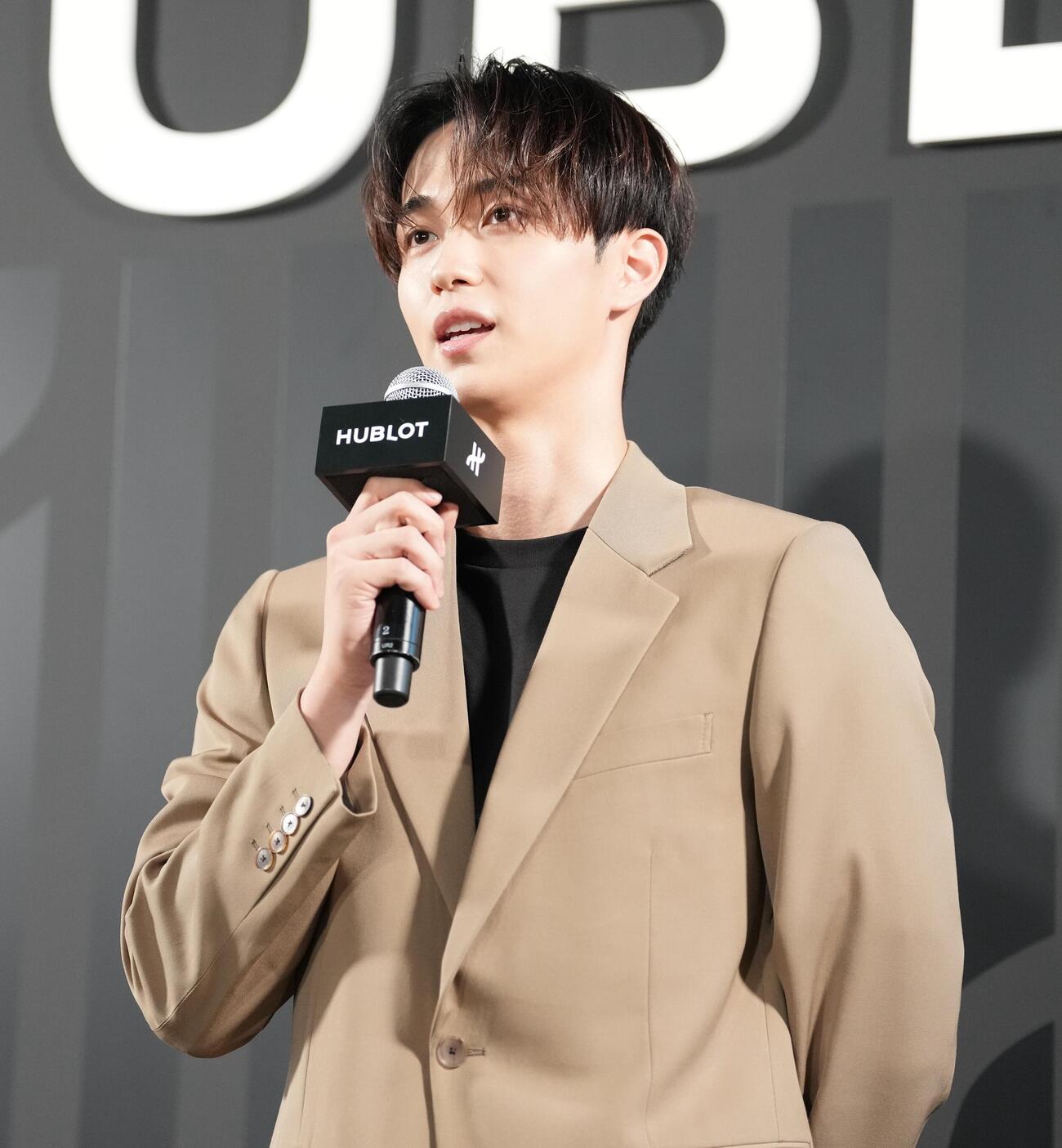 「HUBLOT NIGHT」でトークする野村康太（撮影・小島史椰）