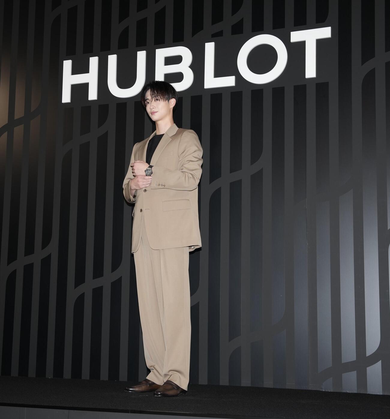 「HUBLOT NIGHT」フォトコールでポーズを決める野村康太（撮影・小島史椰）
