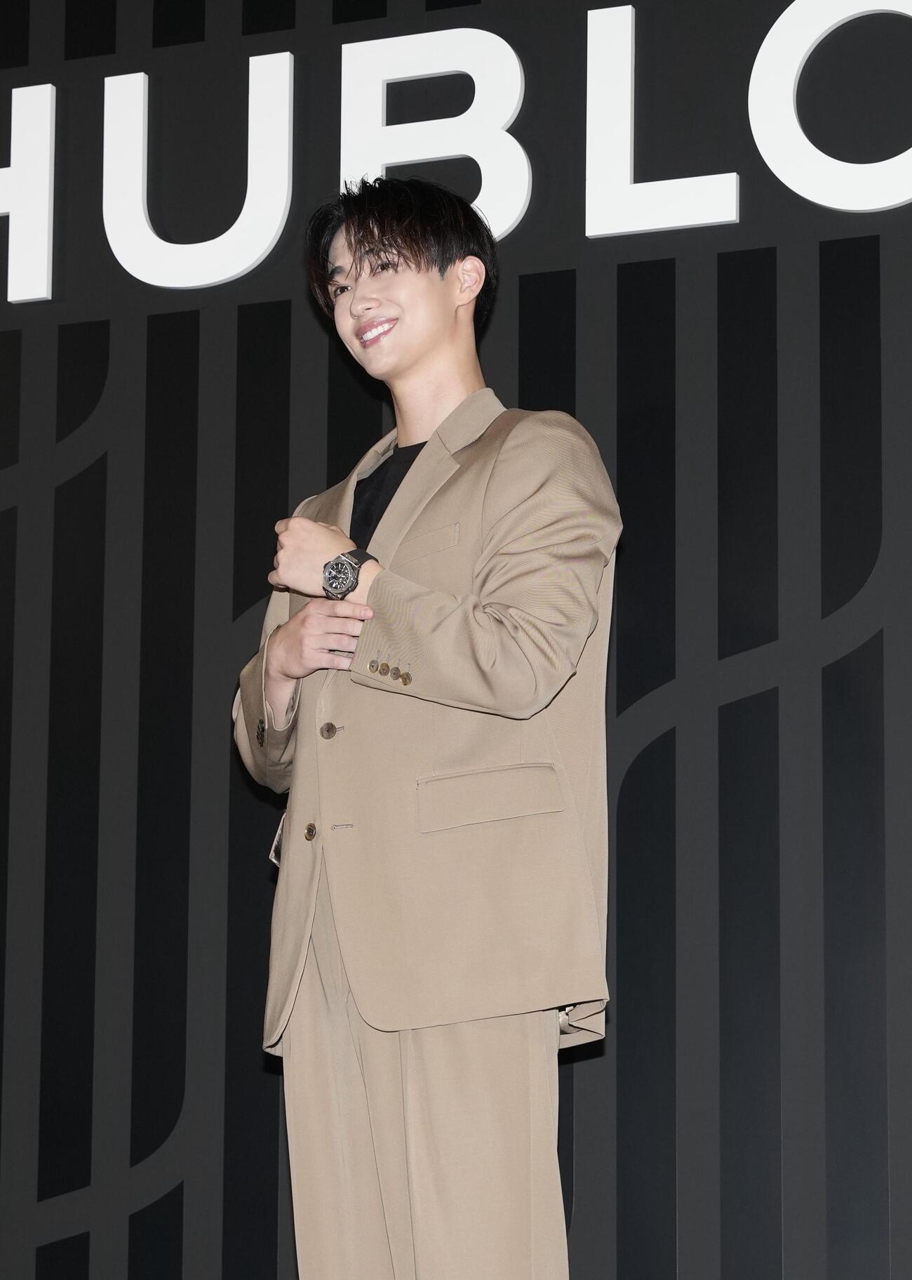 「HUBLOT NIGHT」フォトコールでポーズを決める野村康太（撮影・小島史椰）