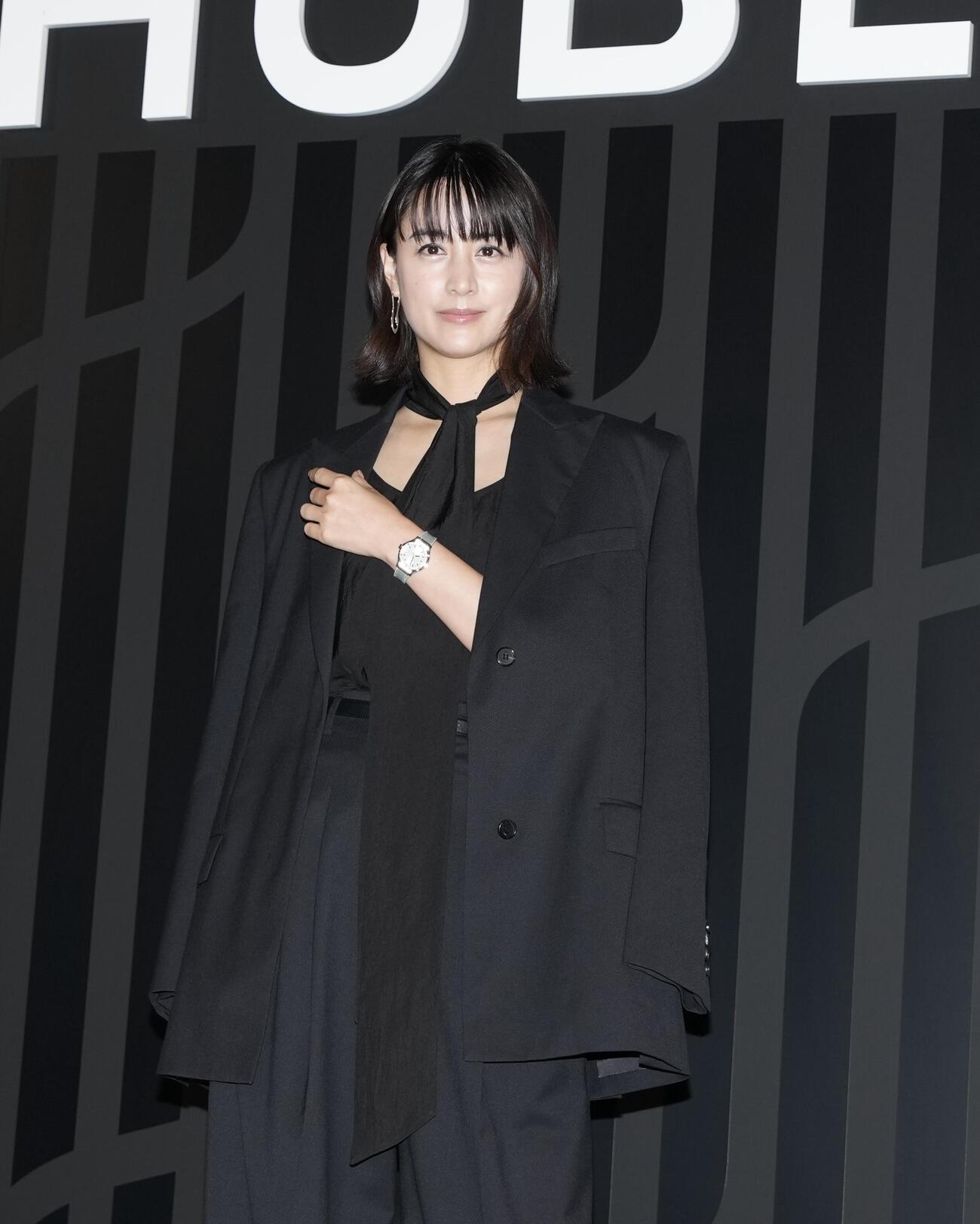「HUBLOT NIGHT」フォトコールでポーズを決める山本美月（撮影・小島史椰）