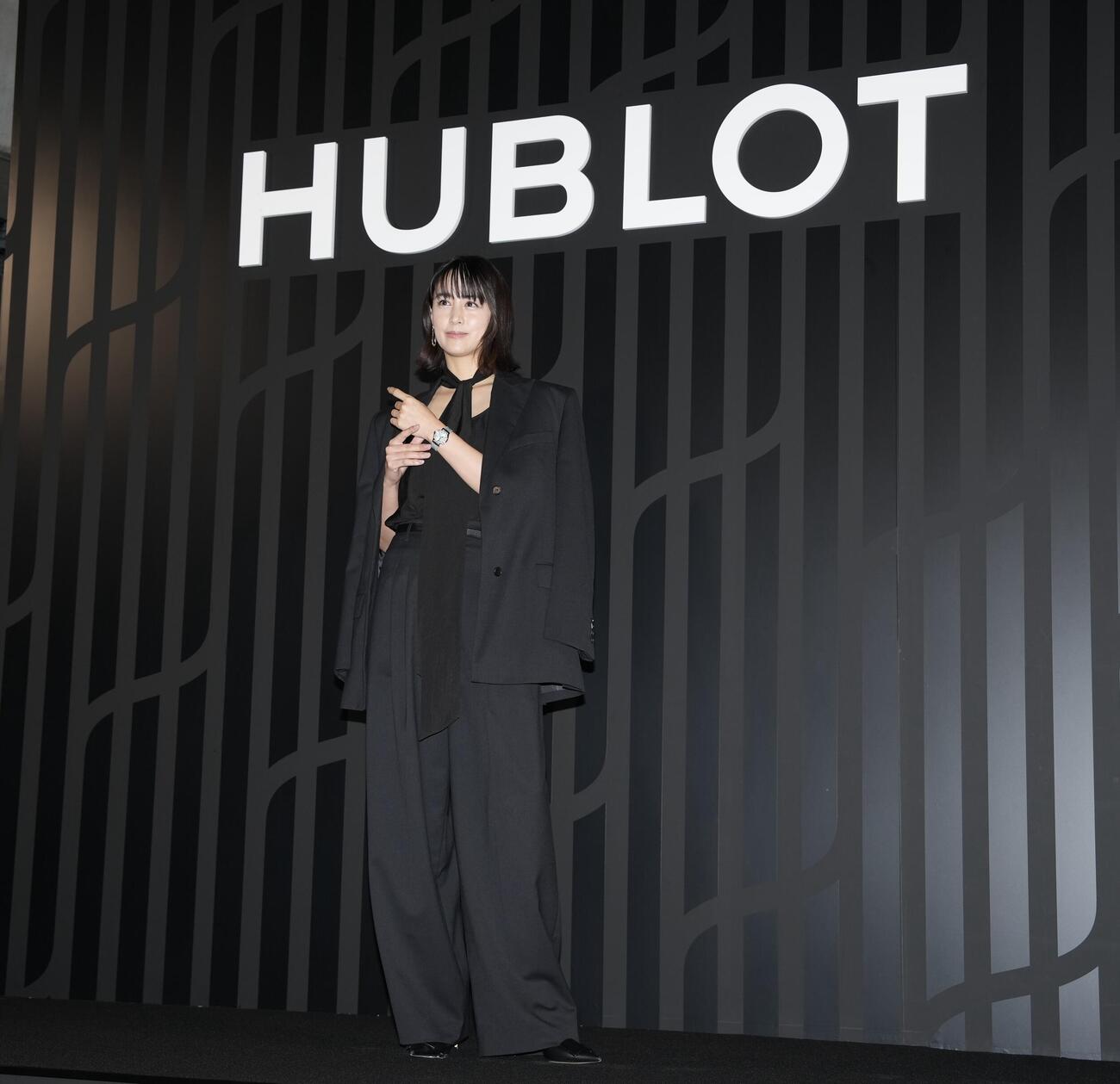 「HUBLOT NIGHT」フォトコールでポーズを決める山本美月（撮影・小島史椰）