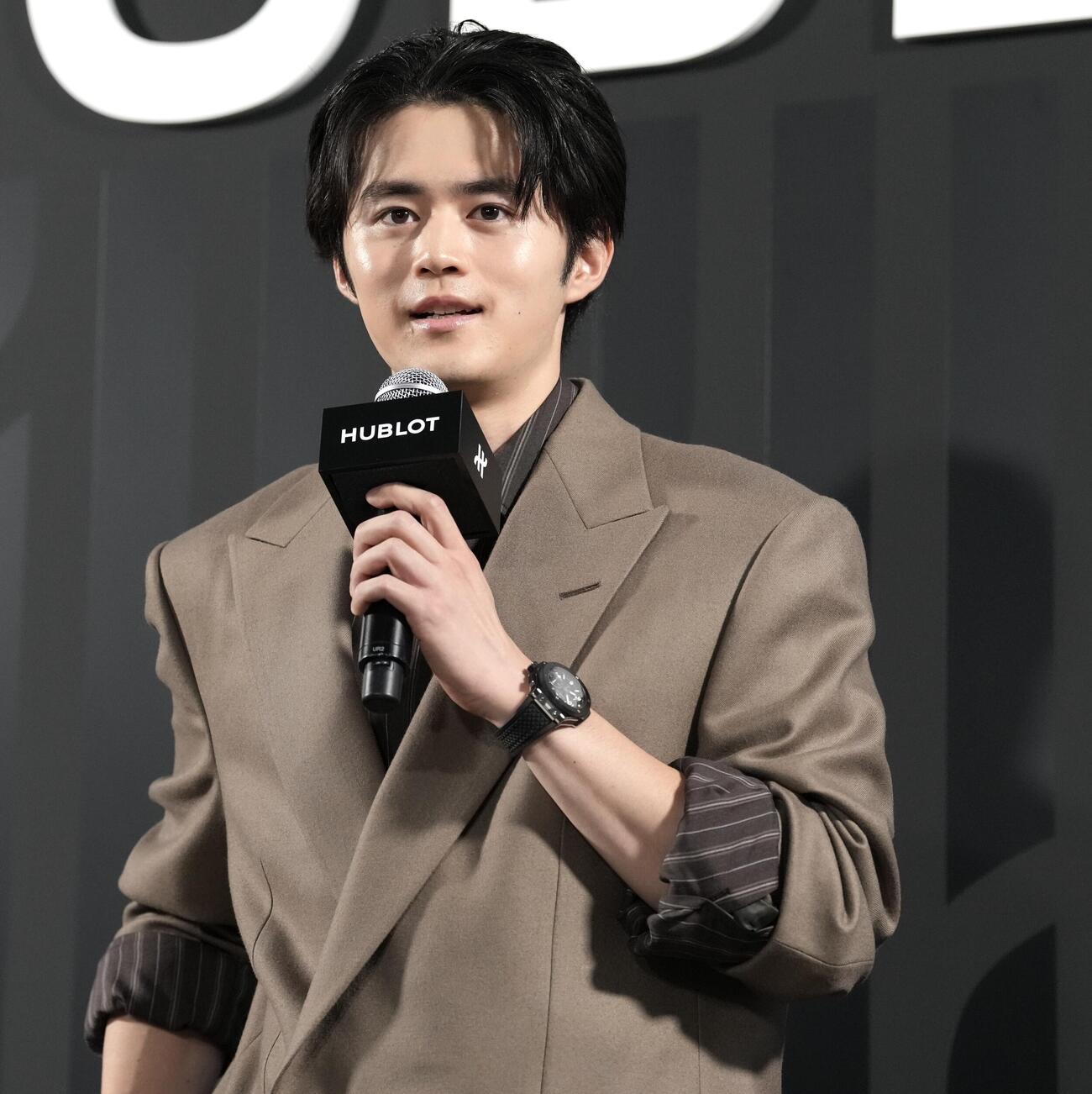 「HUBLOT NIGHT」でトークする鈴鹿央士（撮影・小島史椰）