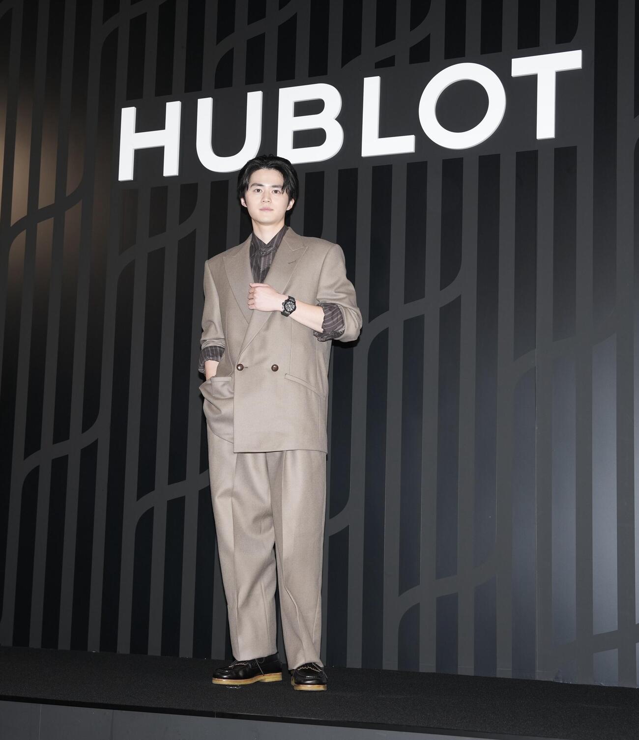 「HUBLOT NIGHT」フォトコールでポーズを決める鈴鹿央士（撮影・小島史椰）