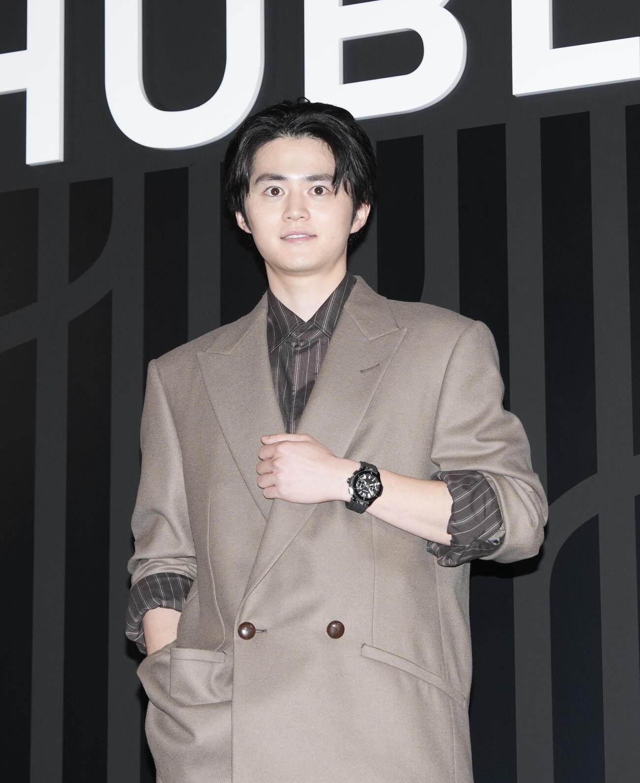 「HUBLOT NIGHT」フォトコールでポーズを決める鈴鹿央士（撮影・小島史椰）