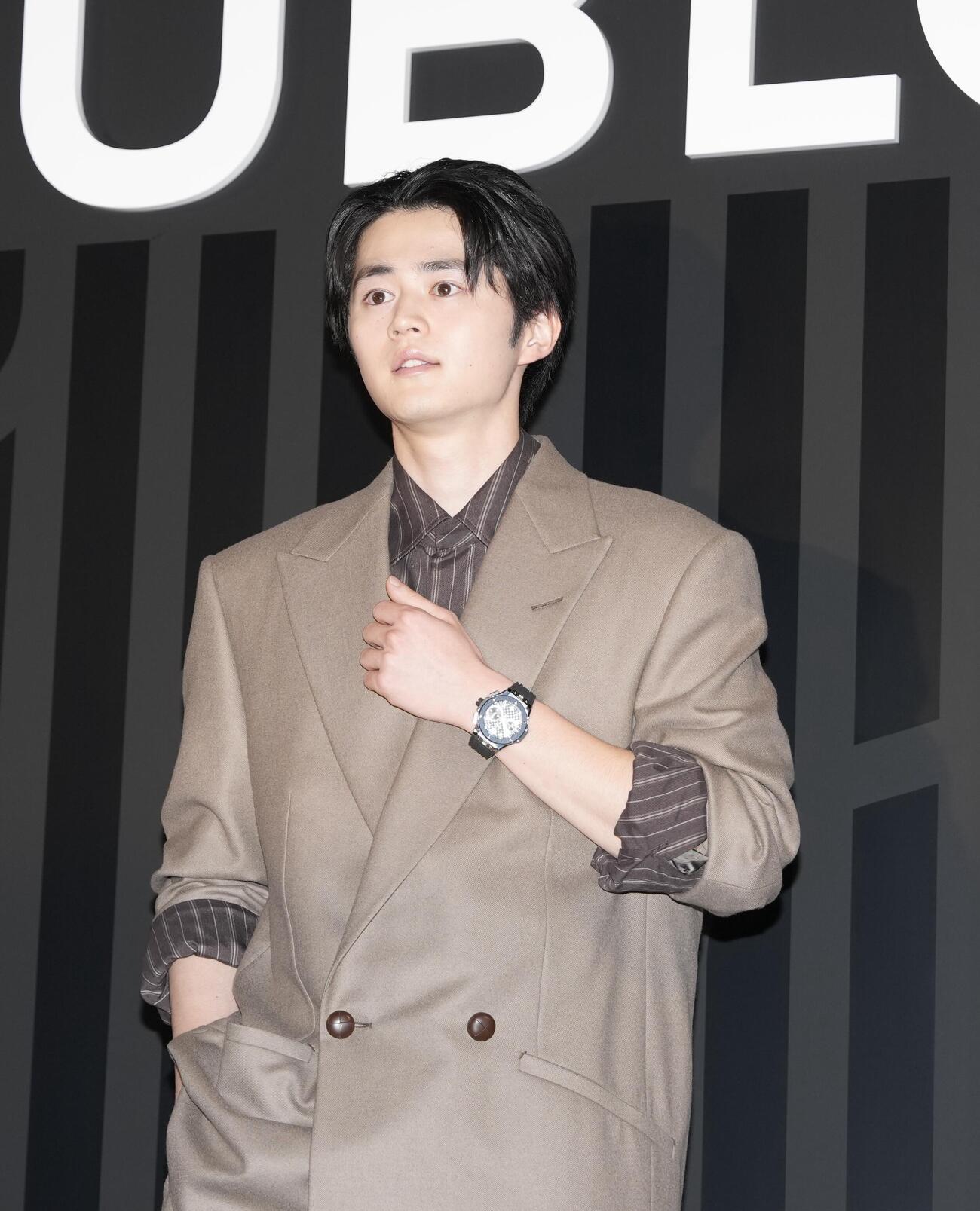 「HUBLOT NIGHT」フォトコールでポーズを決める鈴鹿央士（撮影・小島史椰）