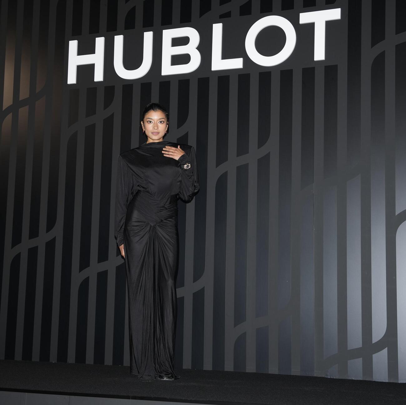 「HUBLOT NIGHT」フォトコールでポーズを決めるローラ（撮影・小島史椰）