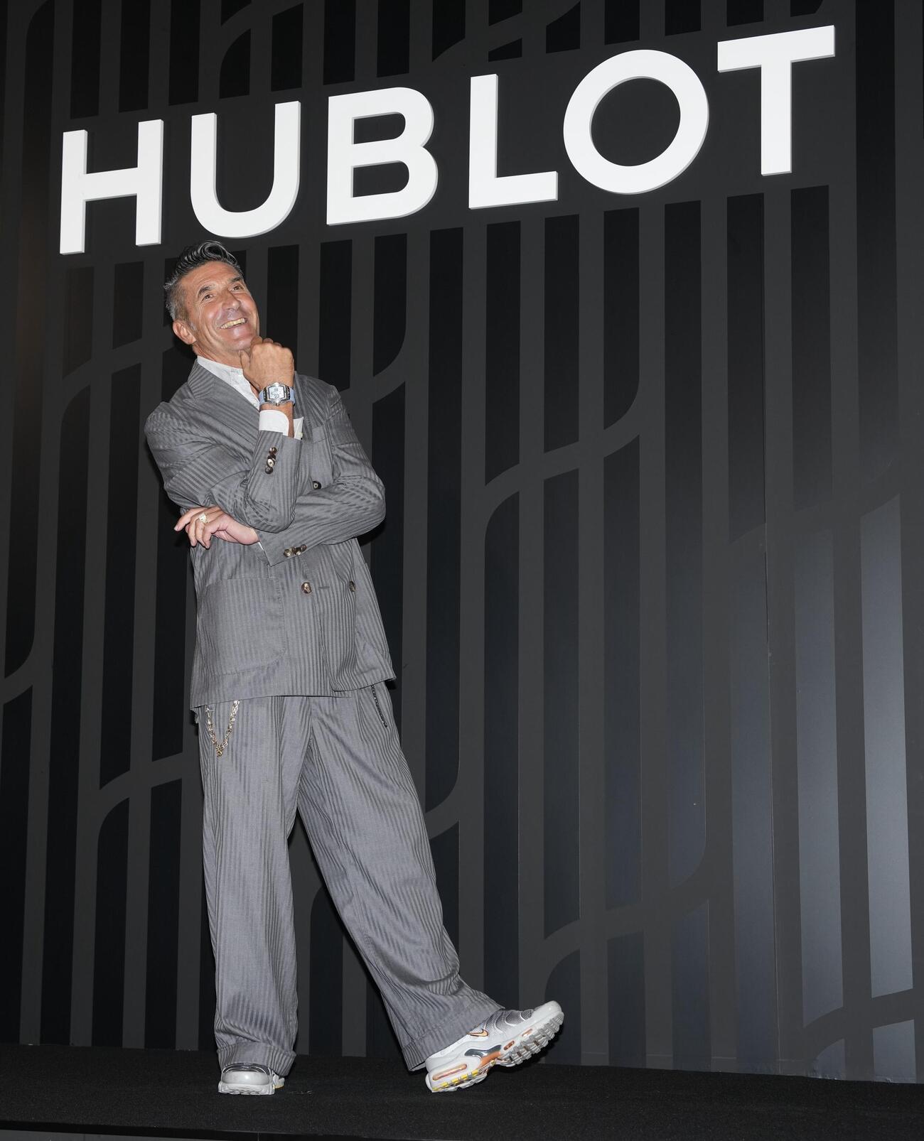 「HUBLOT NIGHT」フォトコールでポーズを決めるジローラモ（撮影・小島史椰）