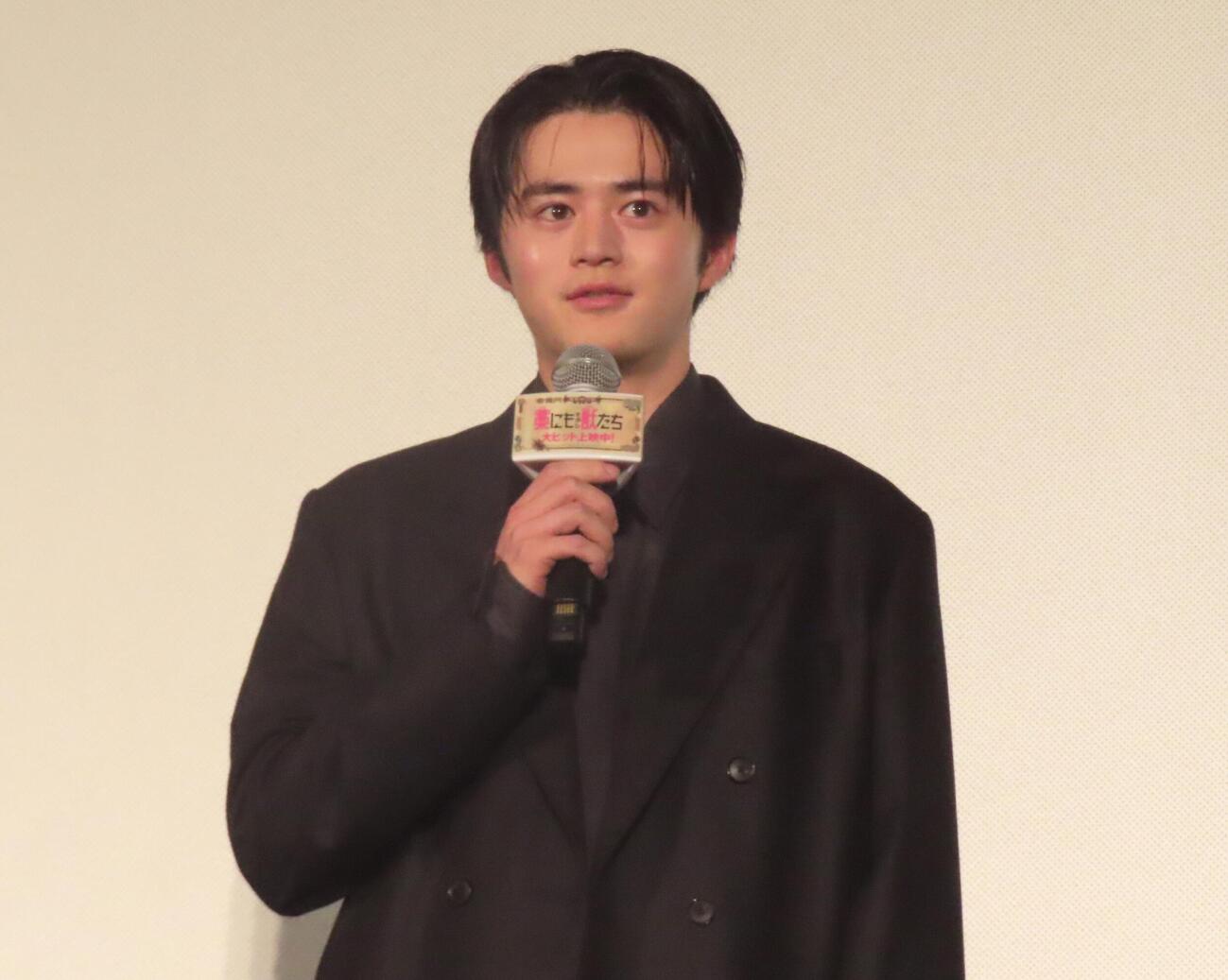 映画「藁にもすがる獣たち」公開初日舞台あいさつに登壇した鈴鹿央士（撮影・会田京叶）