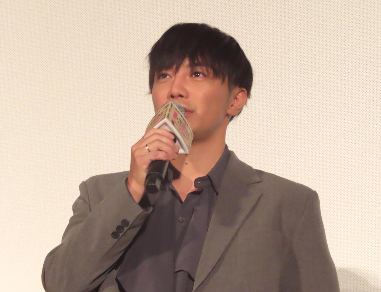 映画「藁にもすがる獣たち」公開初日舞台あいさつに登壇した成宮寛貴（撮影・会田京叶）
