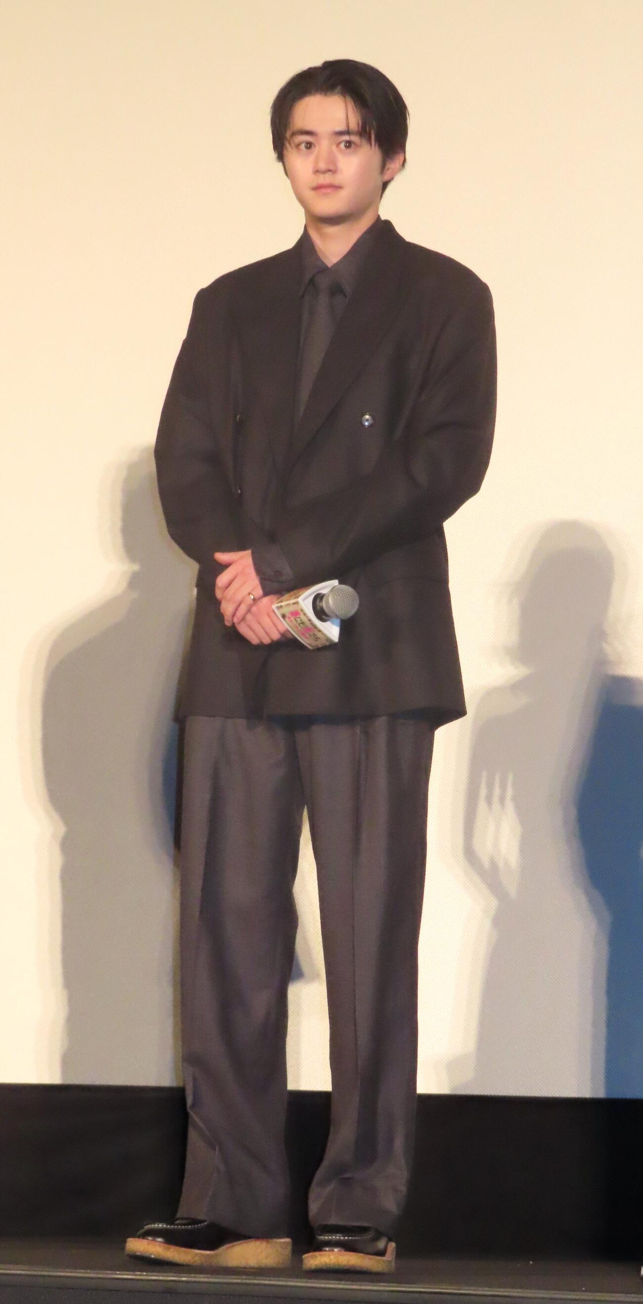 映画「藁にもすがる獣たち」公開初日舞台あいさつに登壇した鈴鹿央士（撮影・会田京叶）